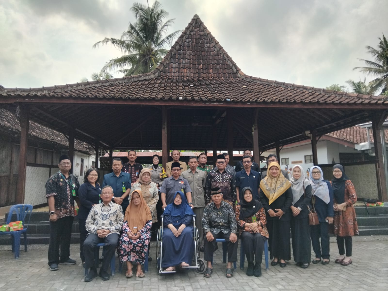Foto Bersama Ibu Suratidjo dan Keluarga